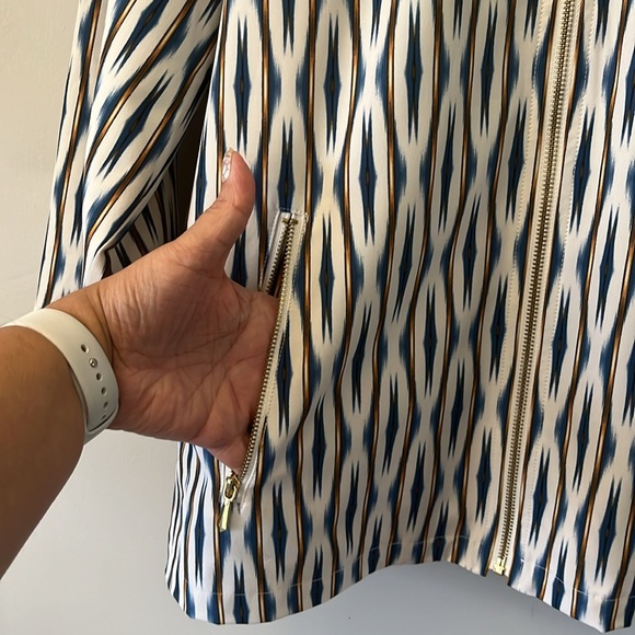 Chico’s Zenergy Ikat Jacket White Blue 3/4 Sleeve lightweight Jacket Sz 4/6 - Picture 6 of 14